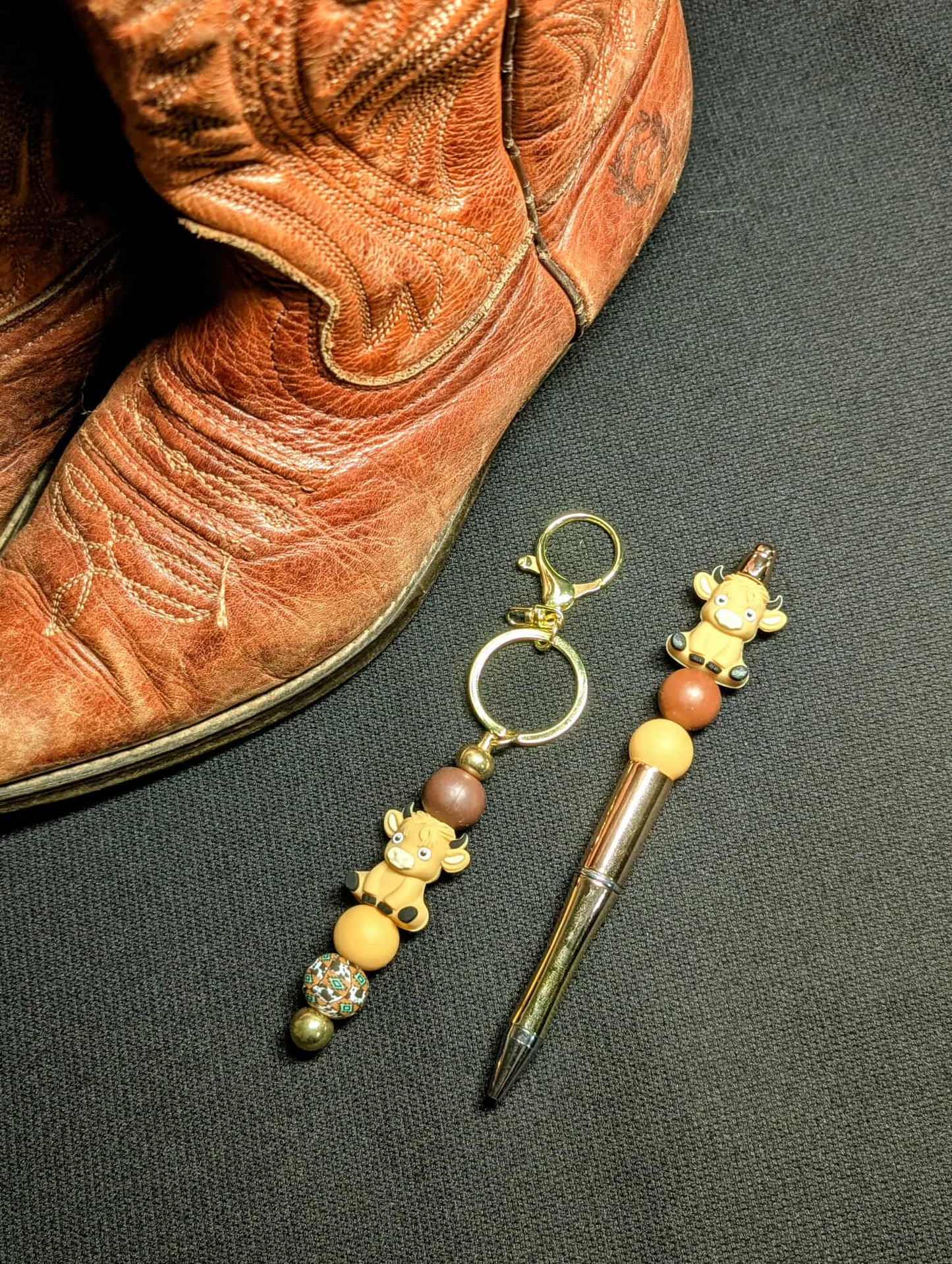 Ensemble stylo et porte-clés VACHE beige doré